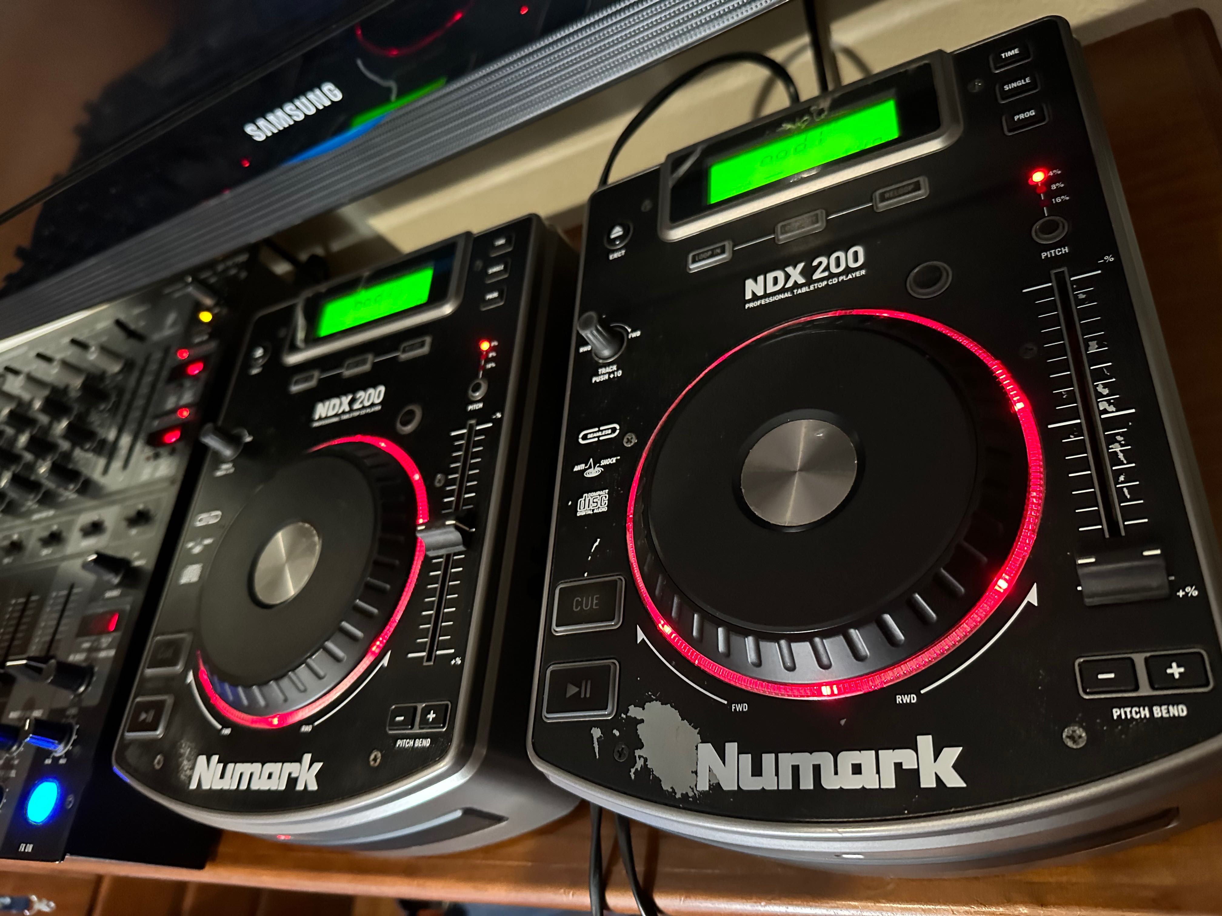 2 Cdjs numark ndx 200 bom estado