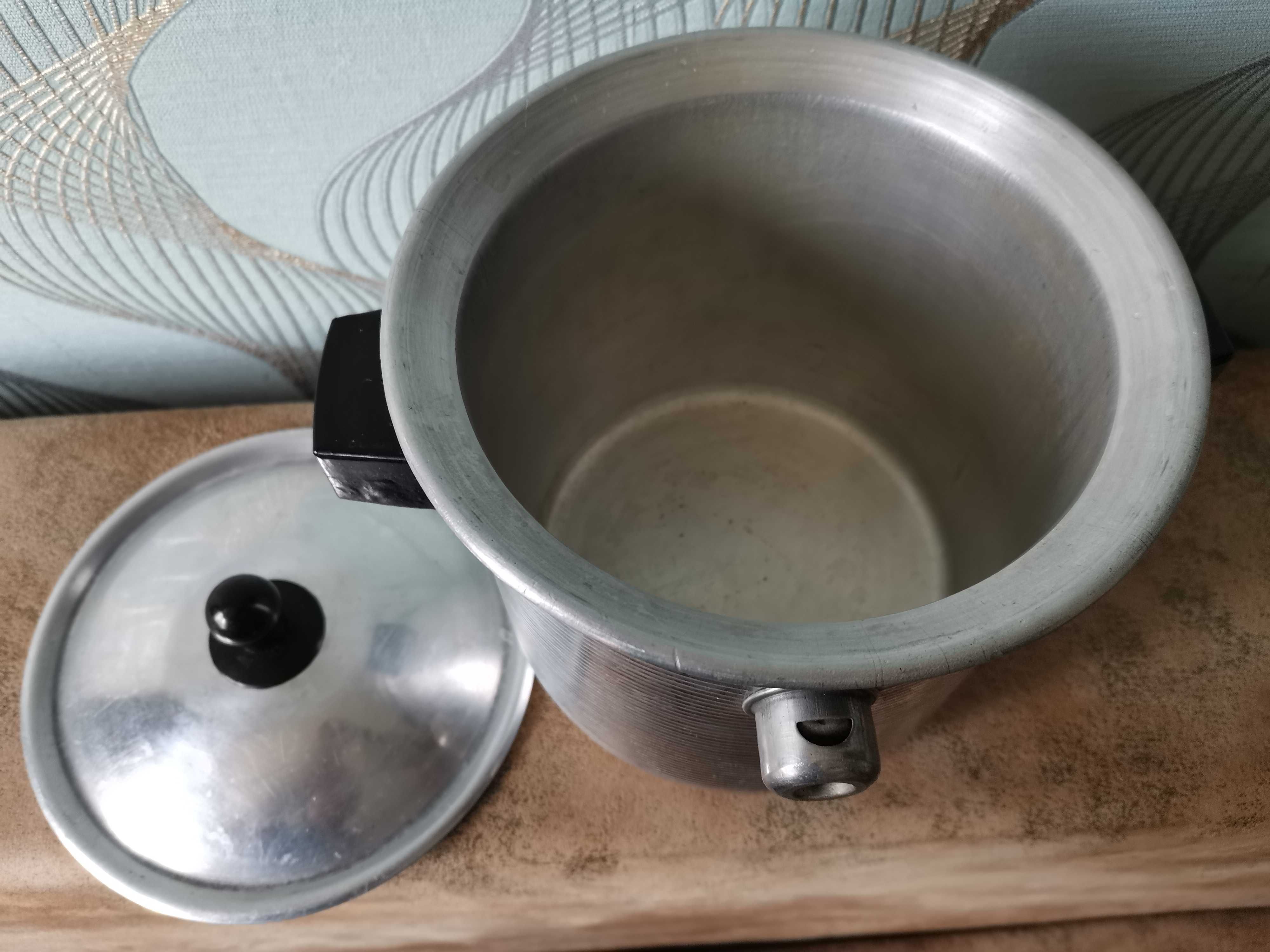 Кастрюля с двойными стенками