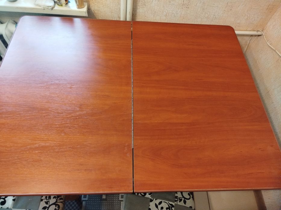 Продам кухонні меблі стіл і чотири стільці у доброму стані