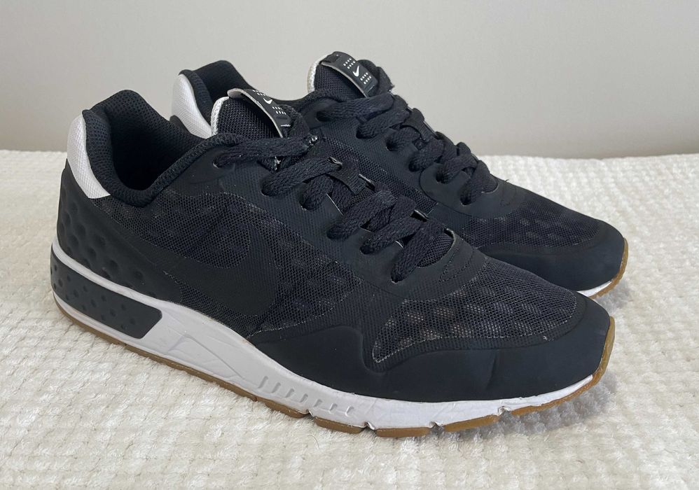 Кросівки Nike Nightgazer Lw Se 902818-006 розмір 40,5 устілка 25,5