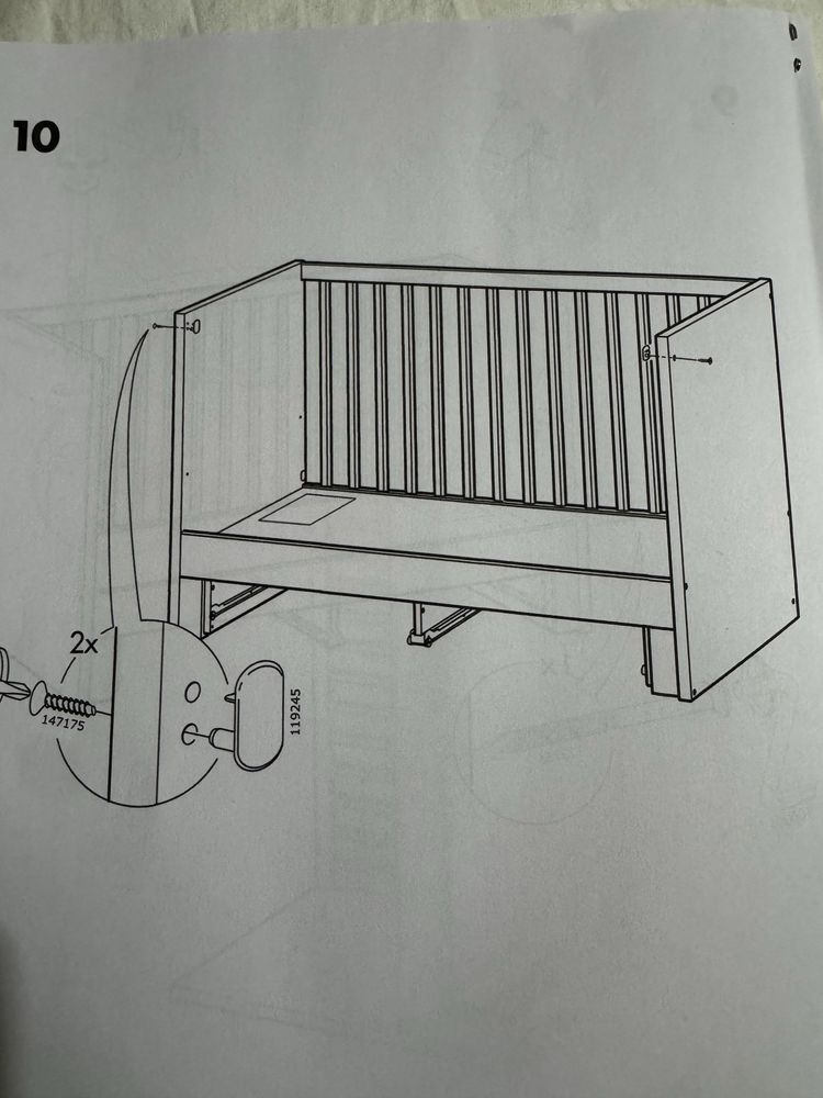 Cama de grades IKEA rosa e branco com colchão