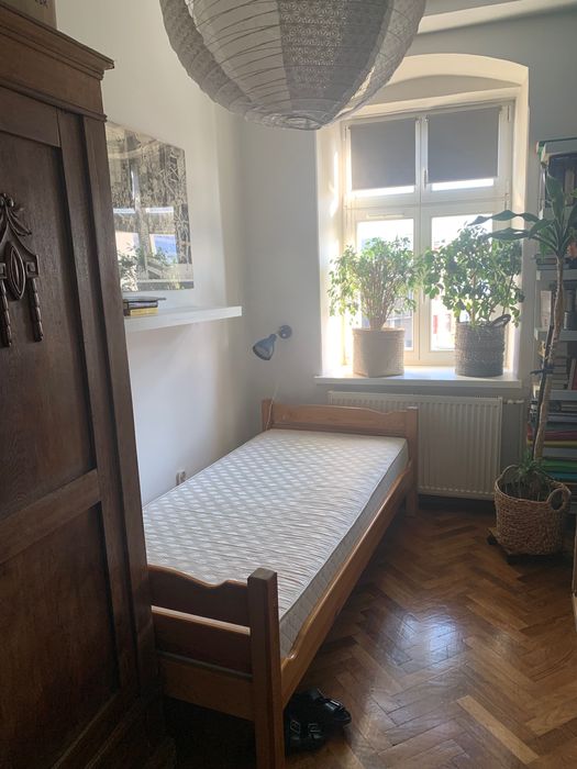 Zestaw mebli z drewna  2 łóżka + biurko + regał + półka