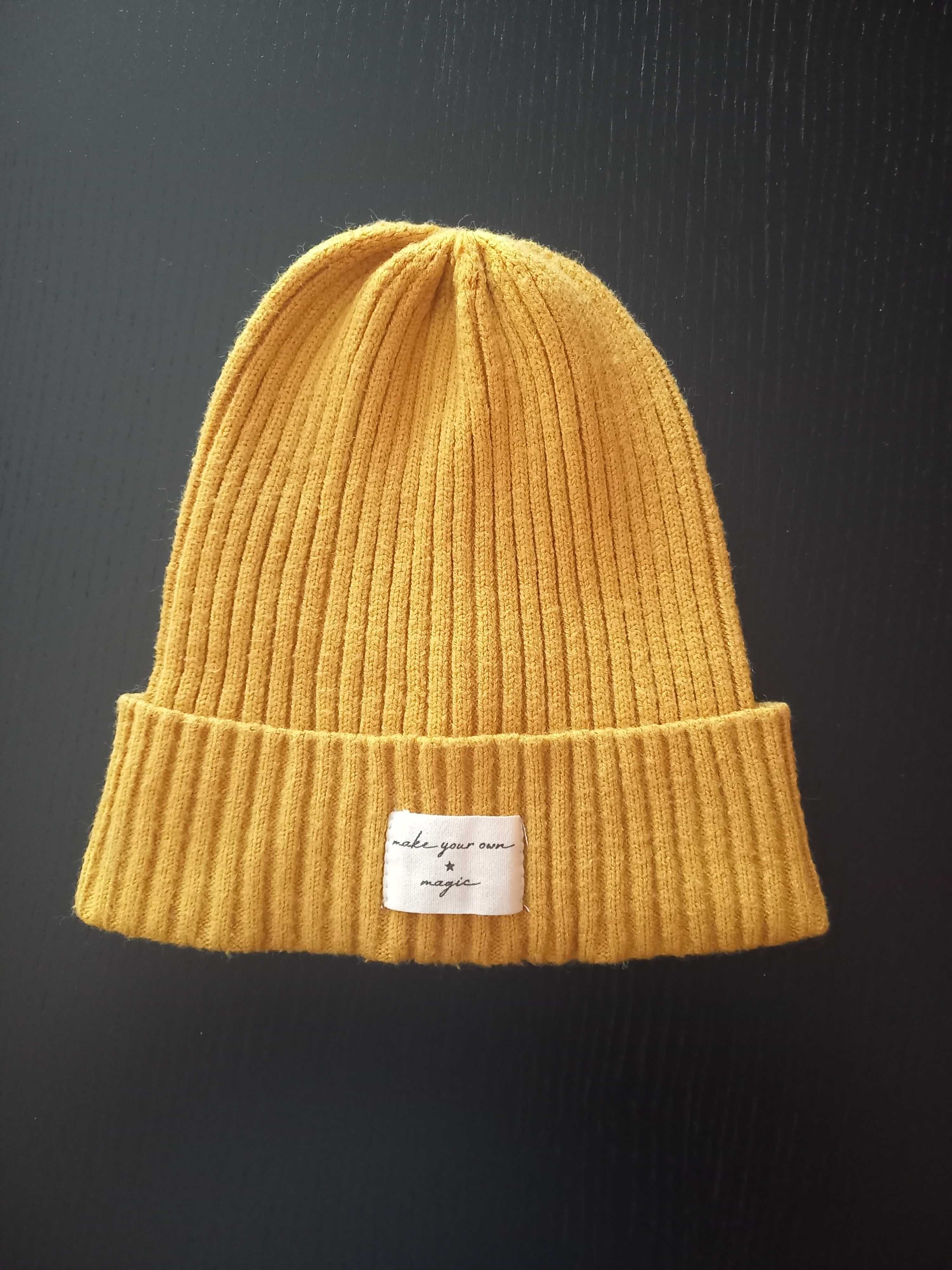 Sinsay. Musztardowa czapka beanie.