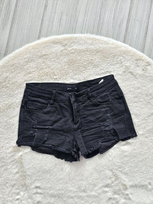 Czarne szorty jeansowe z przetarciami house modne shorty lato rock