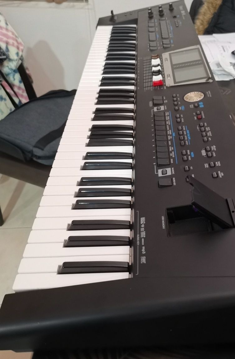 Vendo teclado Roland bk9, estado impecável.