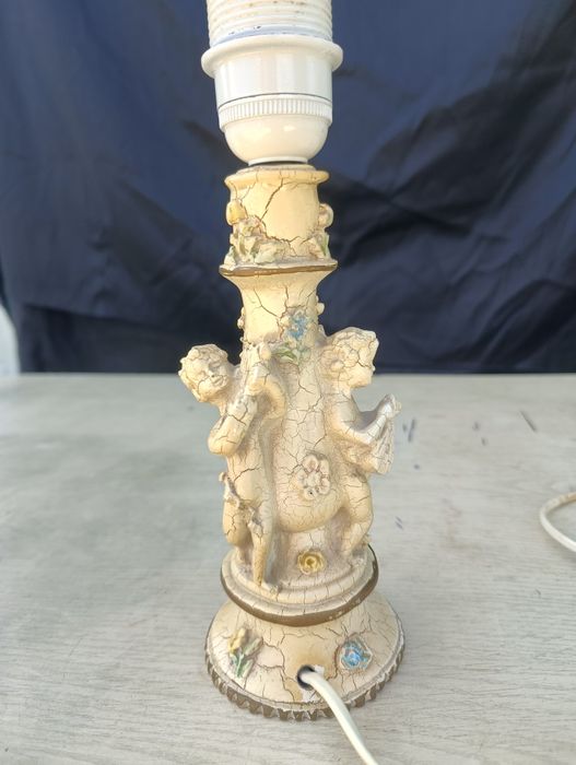 Stylowa lampka na zdobionej podstawie