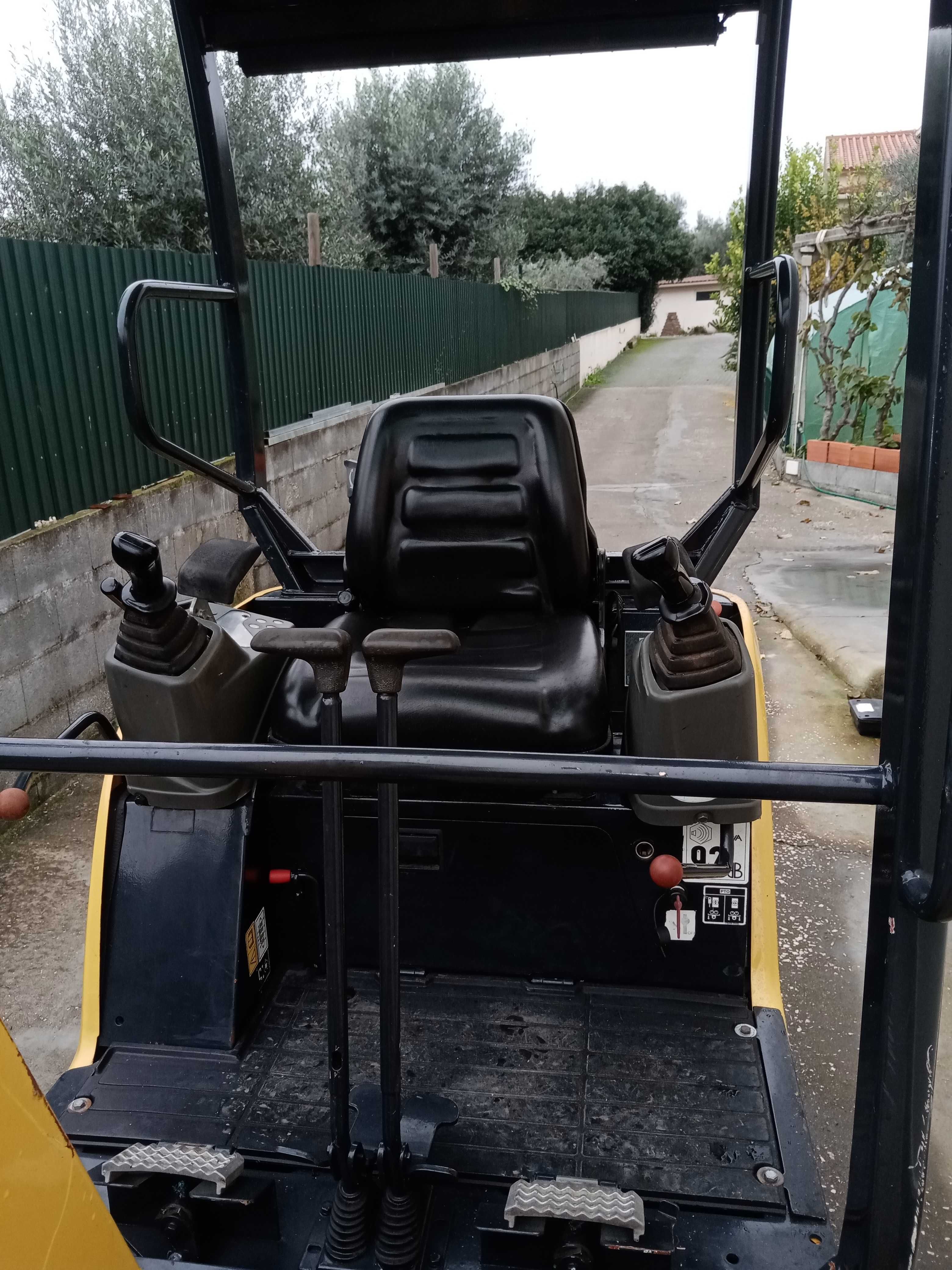 Mini giratória Yanmar vio15 com 2baldes