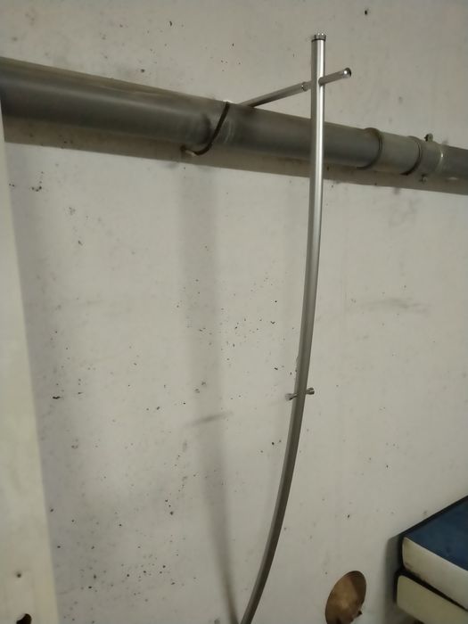 Wieszak na odzieży aluminiowy solidny.