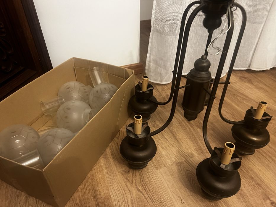 Candeeiro de tecto antigo em latao e vidro