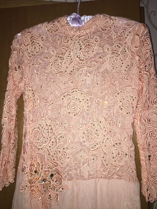 Вечернее платье персикового цвета с камнями Swarovski