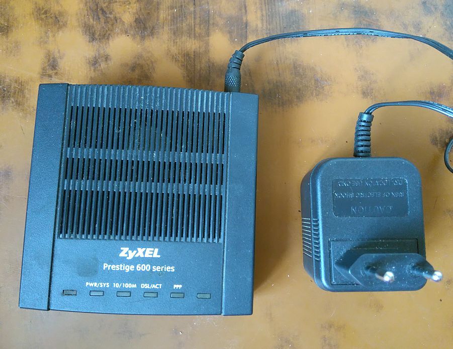 модем ZyXEL ADSL2+ P-660RT2 EE + сплітер