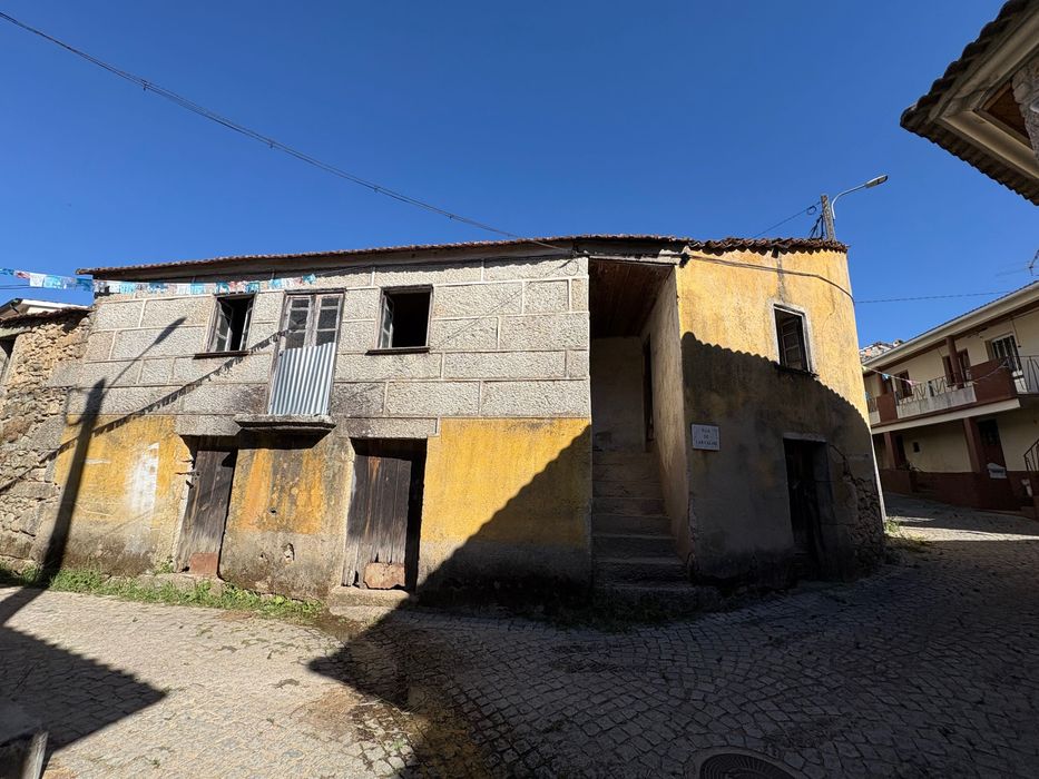 Casa Devoluta em aldeia no Sátão