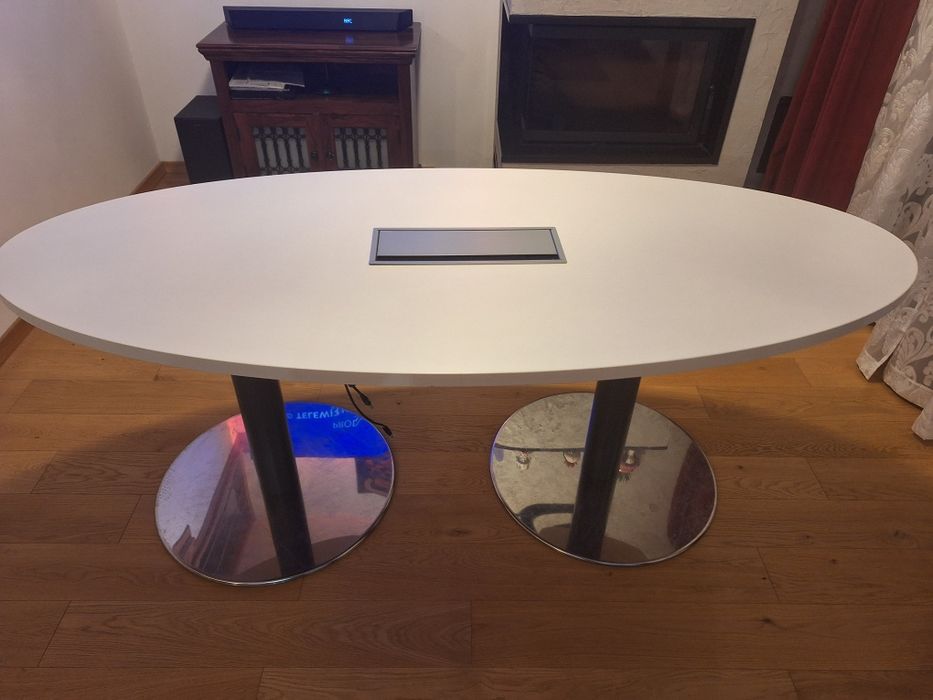 stół konferencyjny z mediaportem