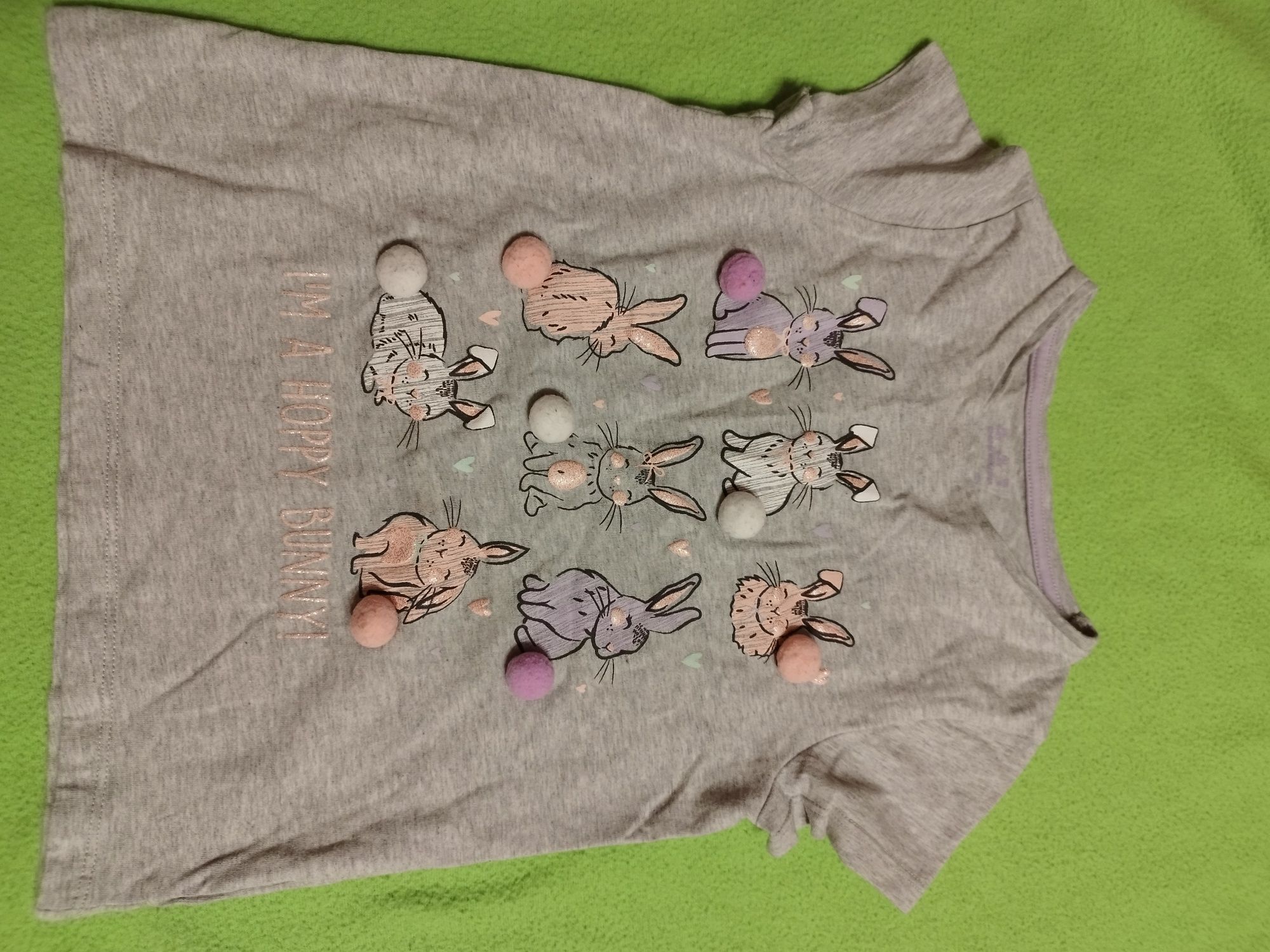 T-shirt z zajączkami 110