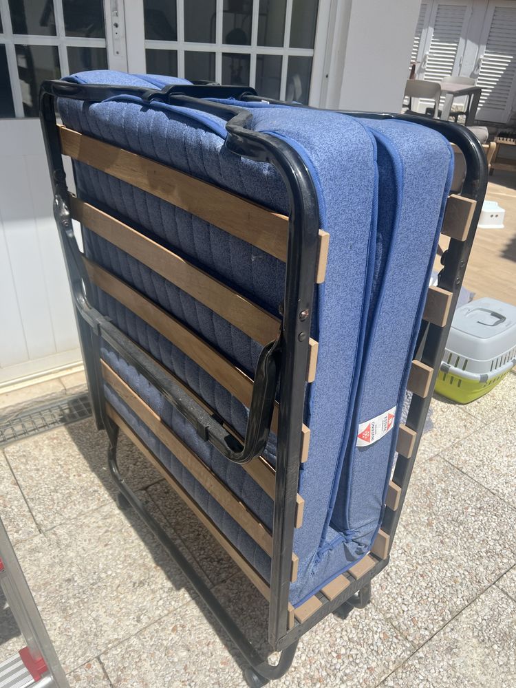 Cama dobrável e colchão