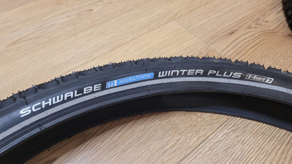 Opona zimowa z kolcami Schwalbe Marathon Winter Plus 26x2,00