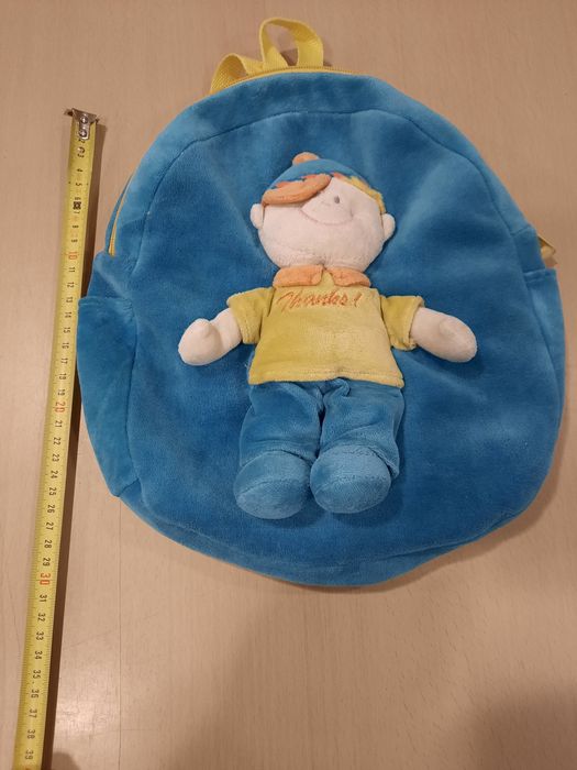 Mochila azul e amarelo