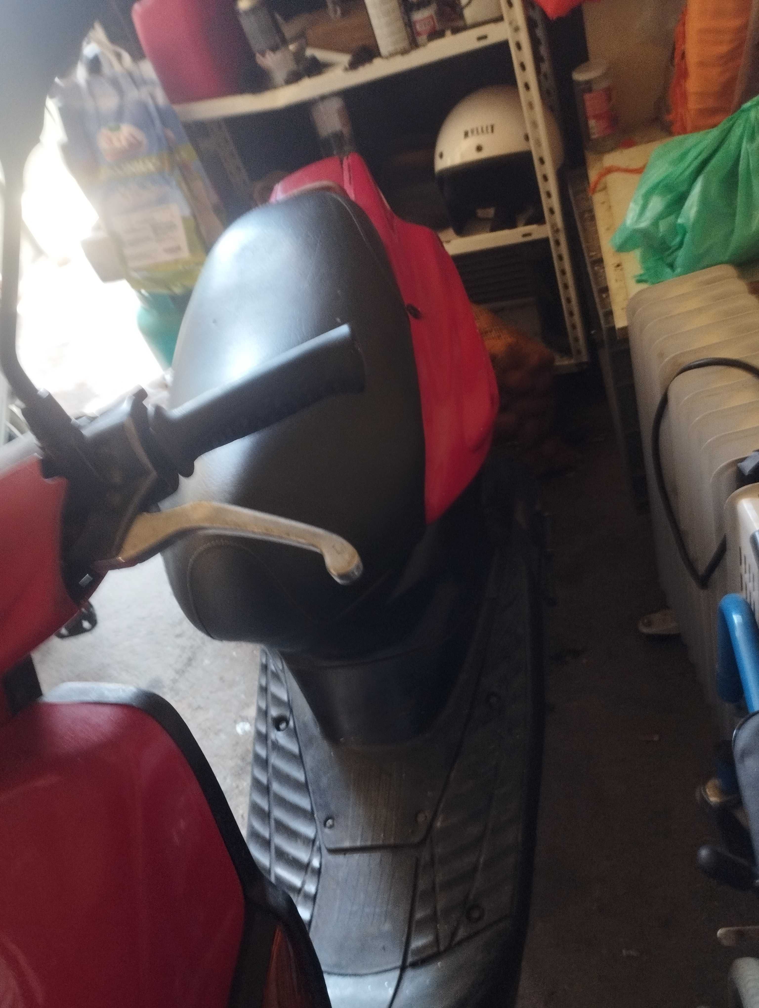 Duas motas uma gasolina e o outro elétrica com baterias novas