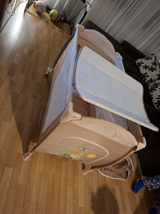 Cama de viagem como nova