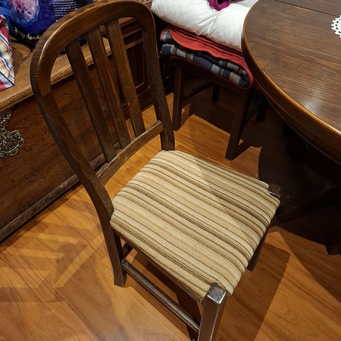 Vendo Mesa de jantar redonda e 6 cadeiras