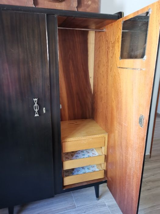 Roupeiro preto estilo vintage