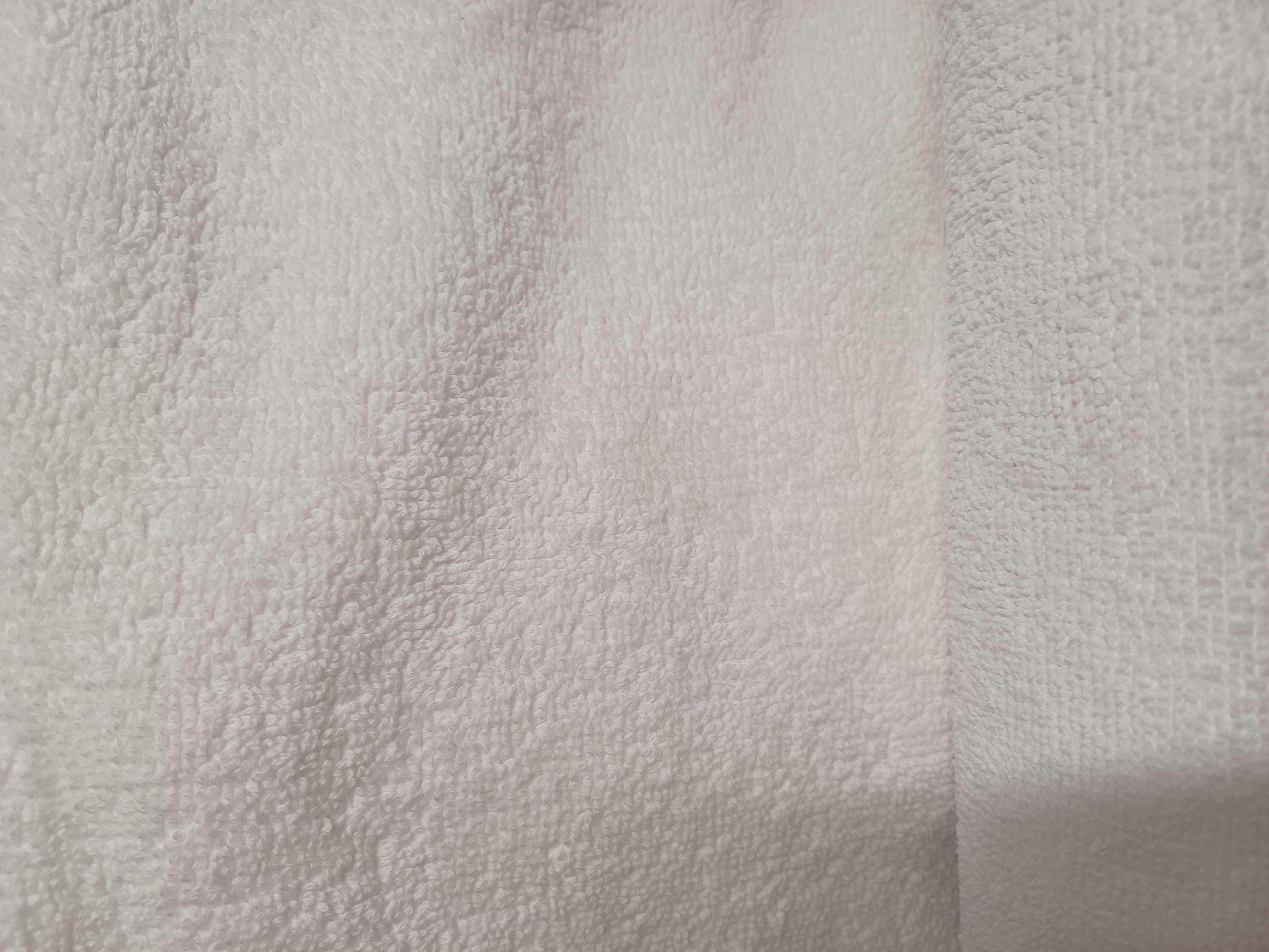 białe ręczniki frotte 3 sztuki.