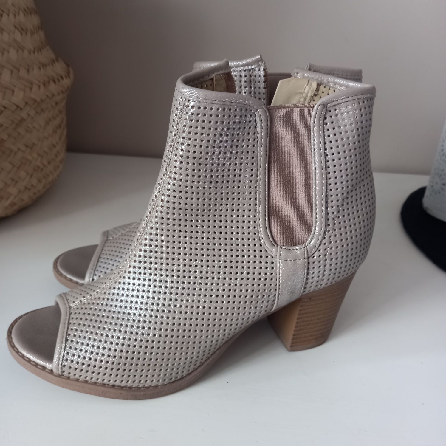 Beżowe sandały wysokie buty z odkrytymi palcami 39