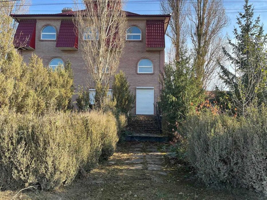 Здається в оренду трьох поверхова будівля та територія