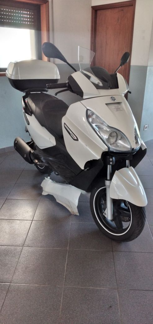 Motas S.Pedro VENDE (3 Motas) Duas Honda CB e SH /Outra Piaggio 300cc
