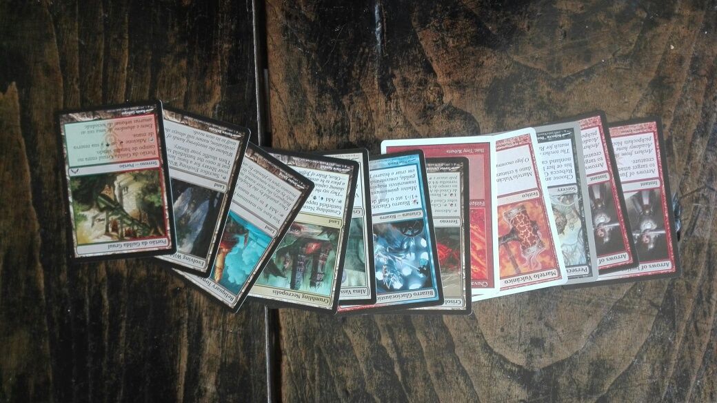 332 Cartas Magic The Gathering e 40 de Beyblade