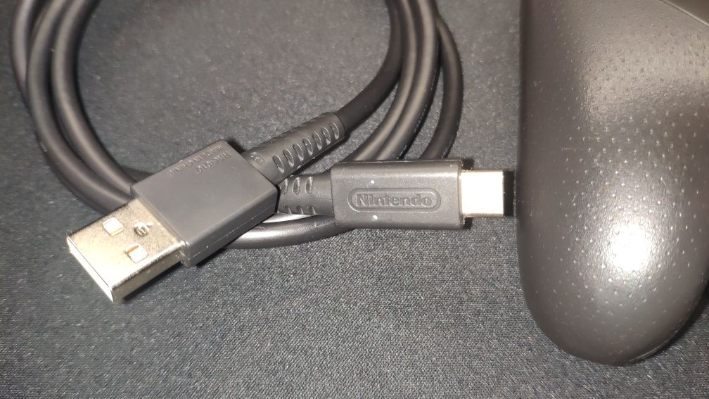 Kontroler NINTENDO Switch PRO + kabel USB  w bardzo dobrym stanie