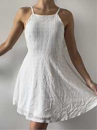 Biała sukienka na ramiączka