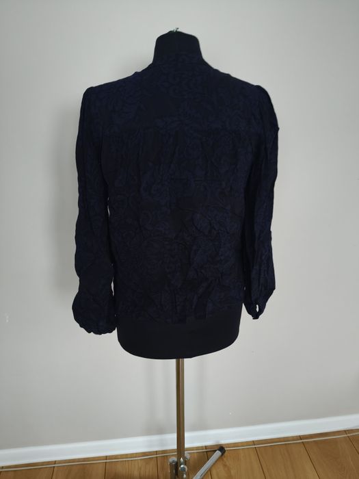 Elegancka bluzka granatowa z niebieskimi kwiatami i długim rękawem