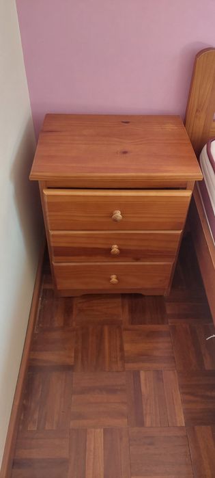 Mobilia de quarto em pinho