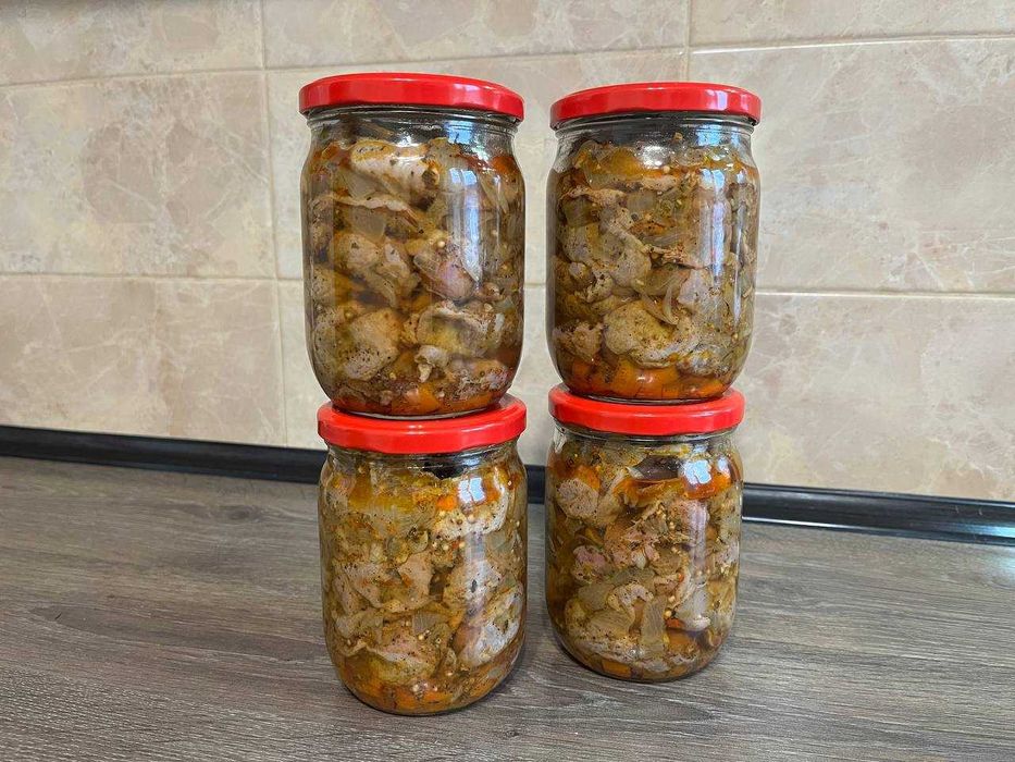 Тушонка, каша з мясом, паштет, голубці, курка, риба