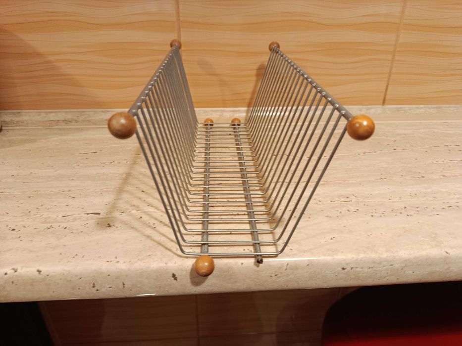 Mały metalowy stojak na płyty cd