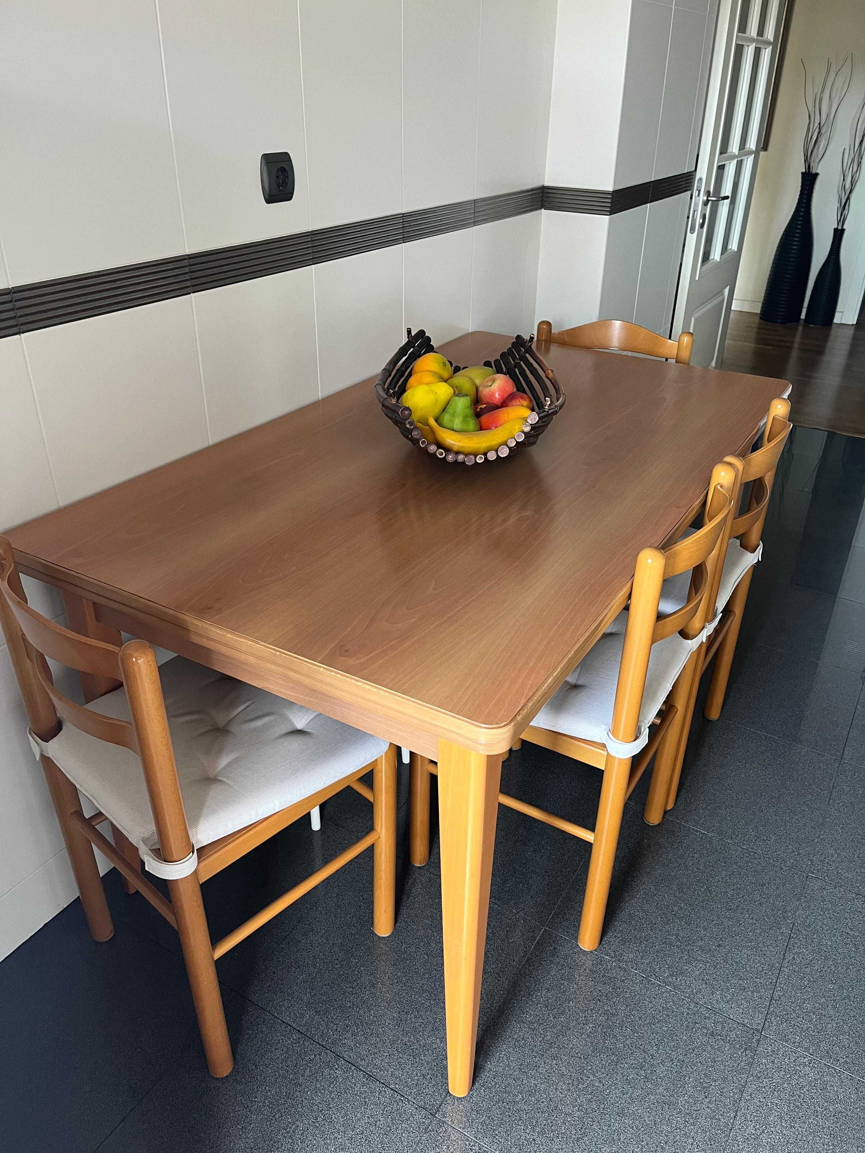 Mesa de cozinha com cadeiras