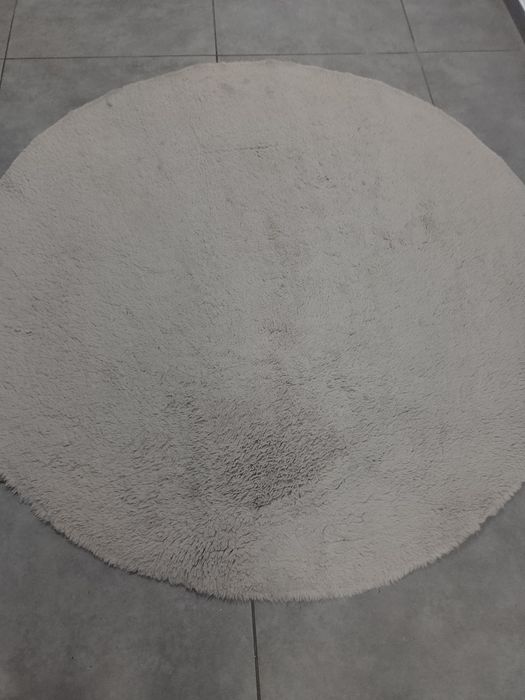 Sprzedam okrągły dywanik średnica 140 cm.