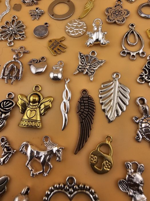 100sz + ogniwa Zawieszki metal charms złote Mix