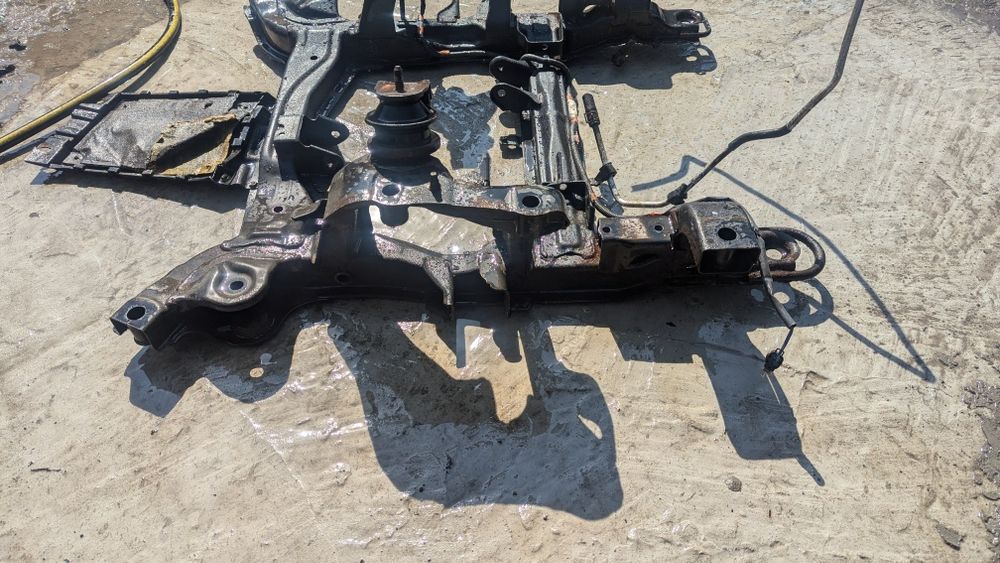 Передній підрамник suzuki grand vitara 5D 2.0 бензин