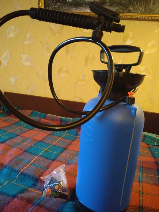 Продам новый опрыскиватель садовый 8л Litolan