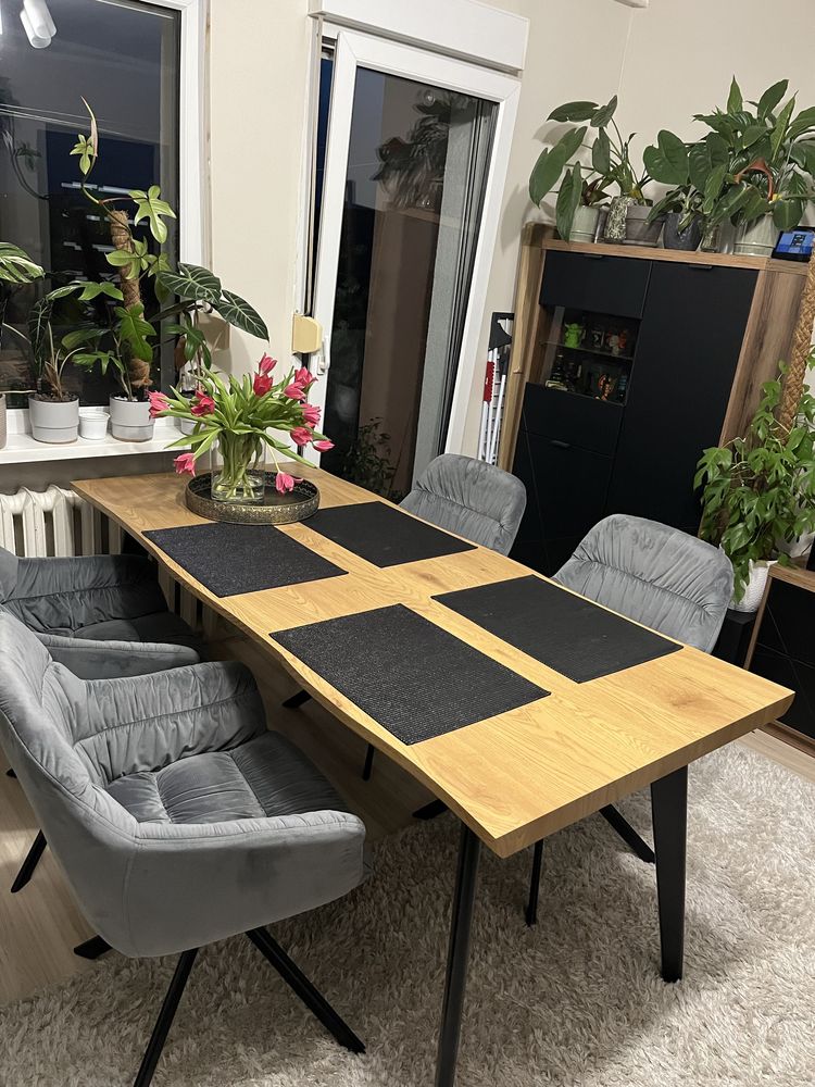 Zestaw stół z krzesłami