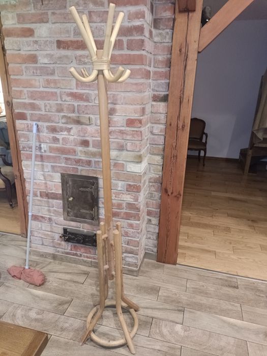 Wieszak stojący drewniany