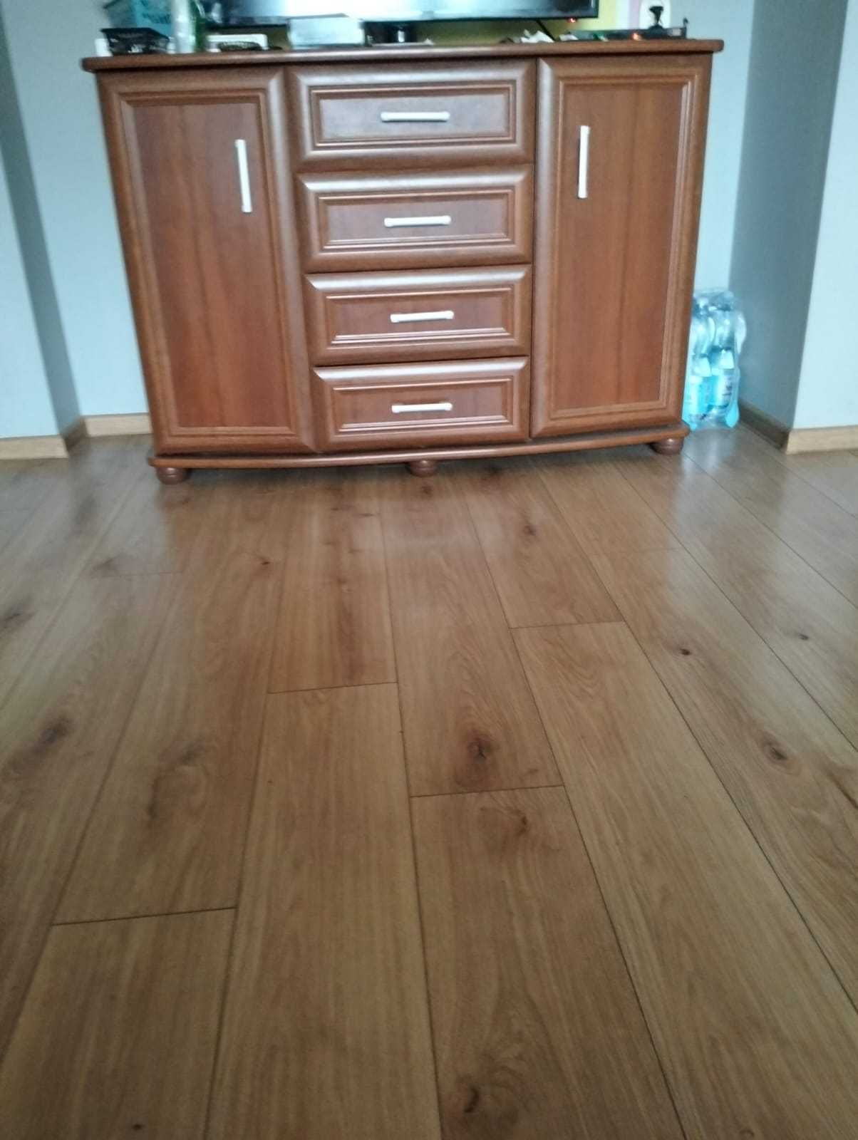 Sprzedam stół,komodę oraz 2 witryny