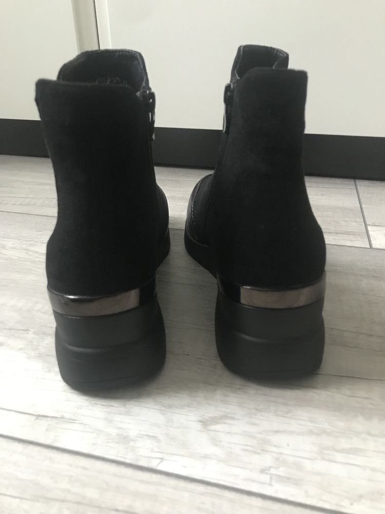 Czarne buty na koturnie botki