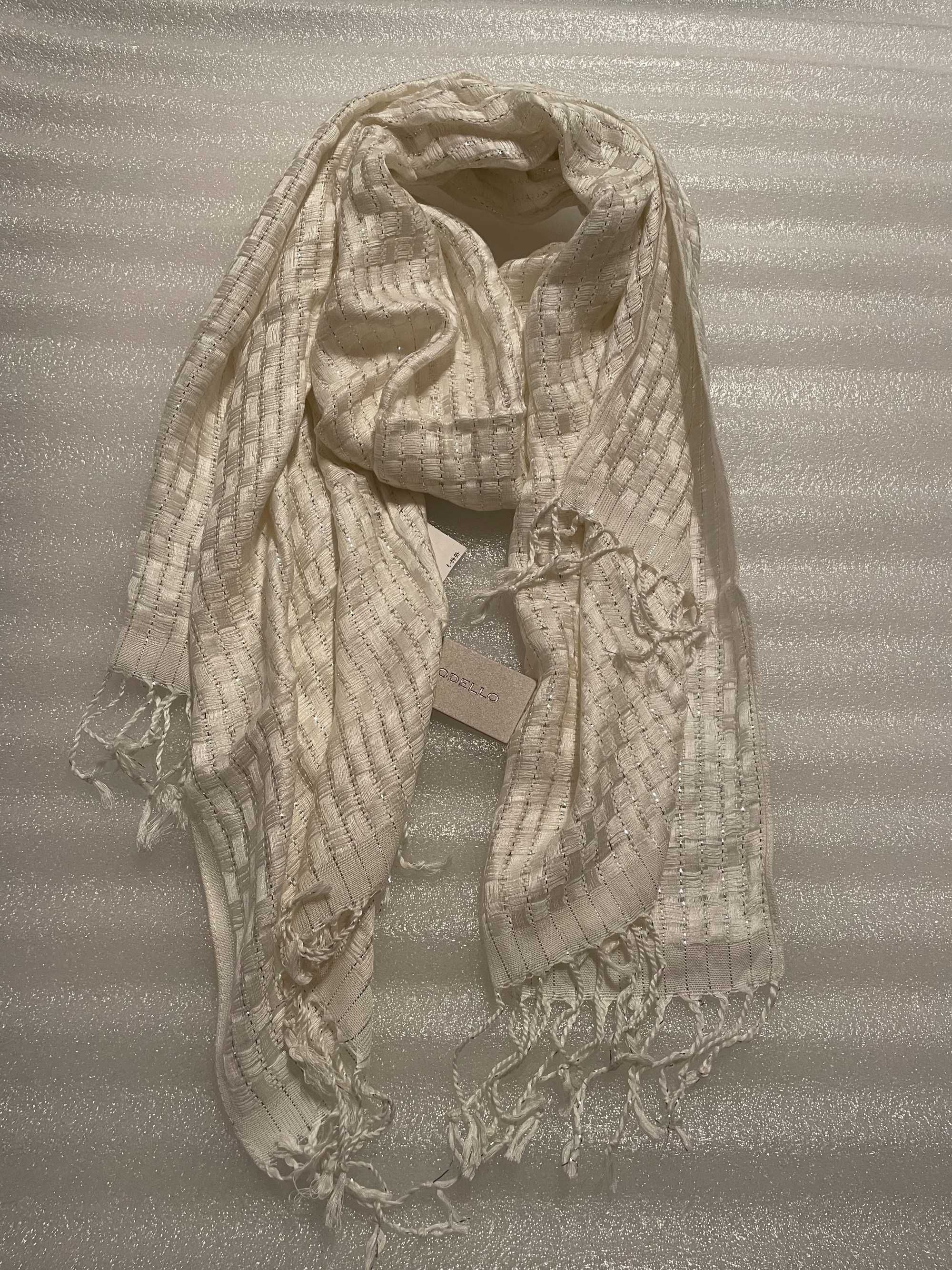 Elegancki, ażurowy damski szal marki CODELLO z błyszczącą nicią BIAŁY