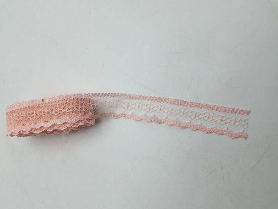Koronka różowa kupon 6,20 m.x 2 cm.