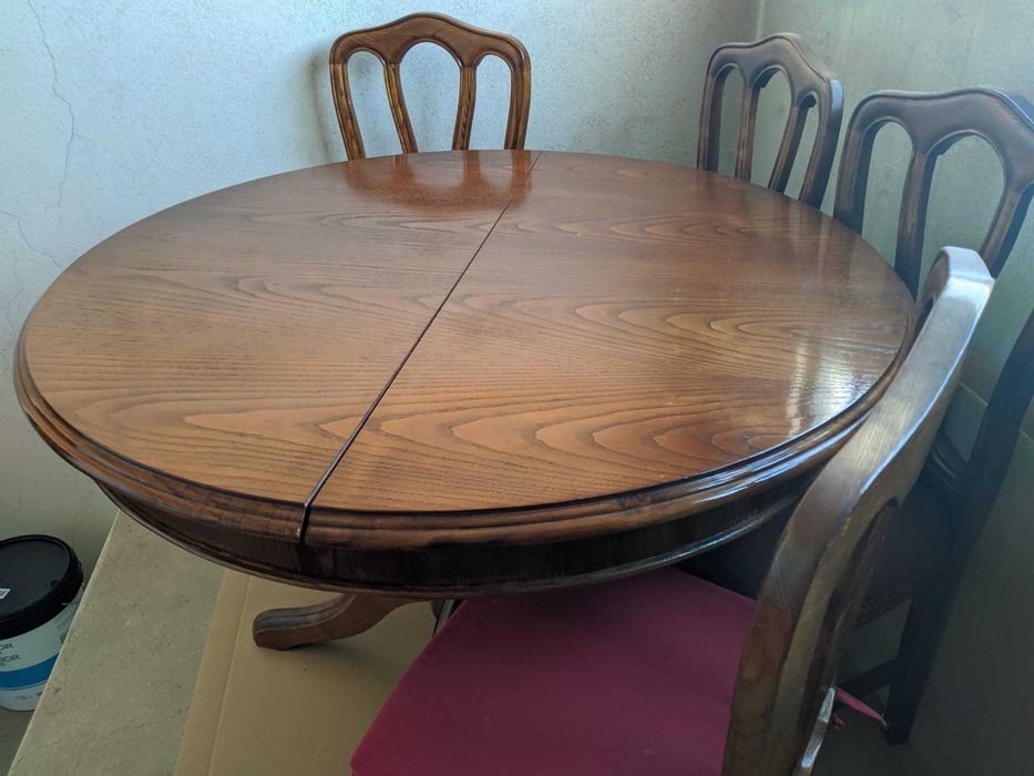 Mesa e cadeiras de sala