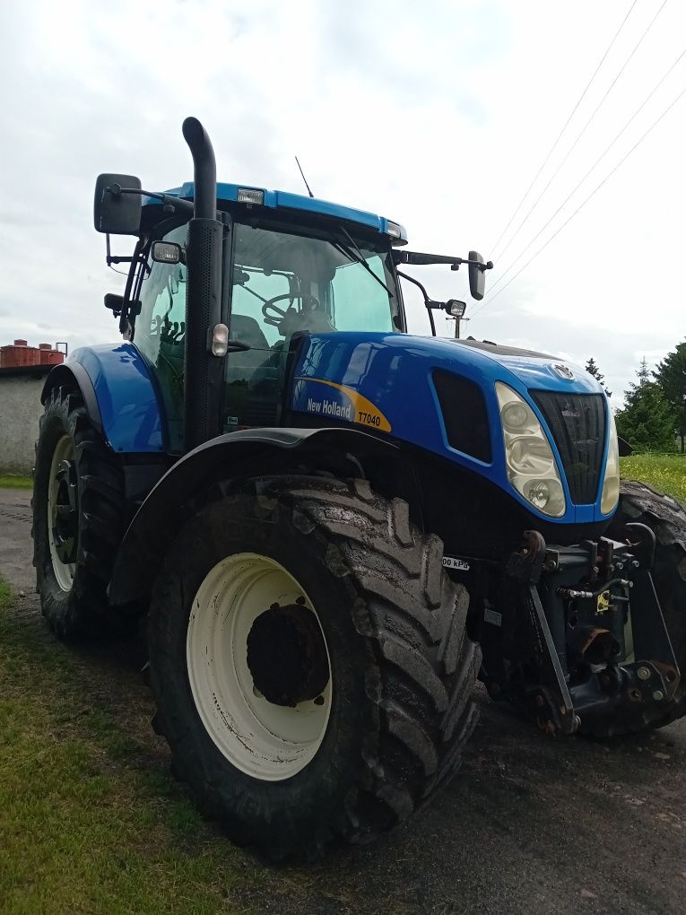 New Holland T7040