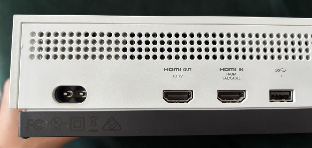 Xbox One S + 2 pady i 3 gry